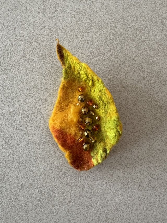 Handgefilzte Blatt-Brosche in leuchtenden Herbstfarben (Ansicht 2)