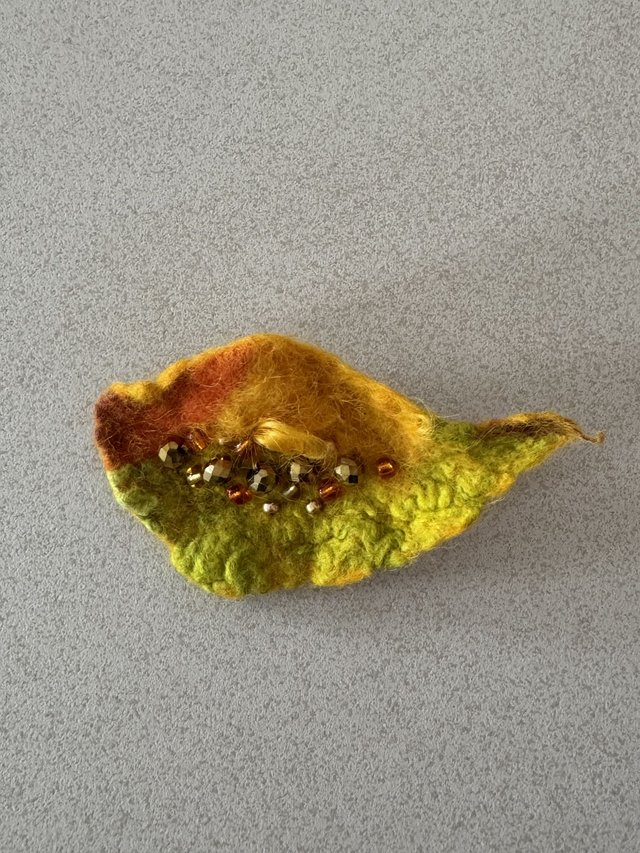 Handgefilzte Blatt-Brosche in leuchtenden Herbstfarben (Ansicht 3)