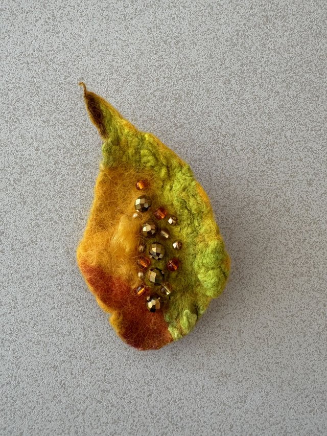 Handgefilzte Blatt-Brosche in leuchtenden Herbstfarben (Ansicht 4)