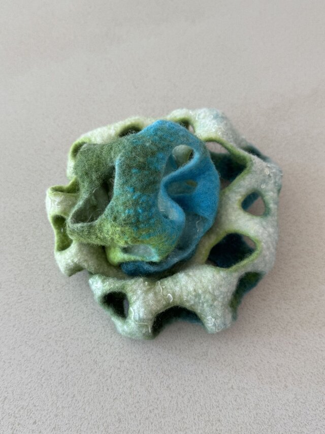 Große, skulpturale Statement-Brosche in Türkis, Grün und Naturweiß (Ansicht 4)