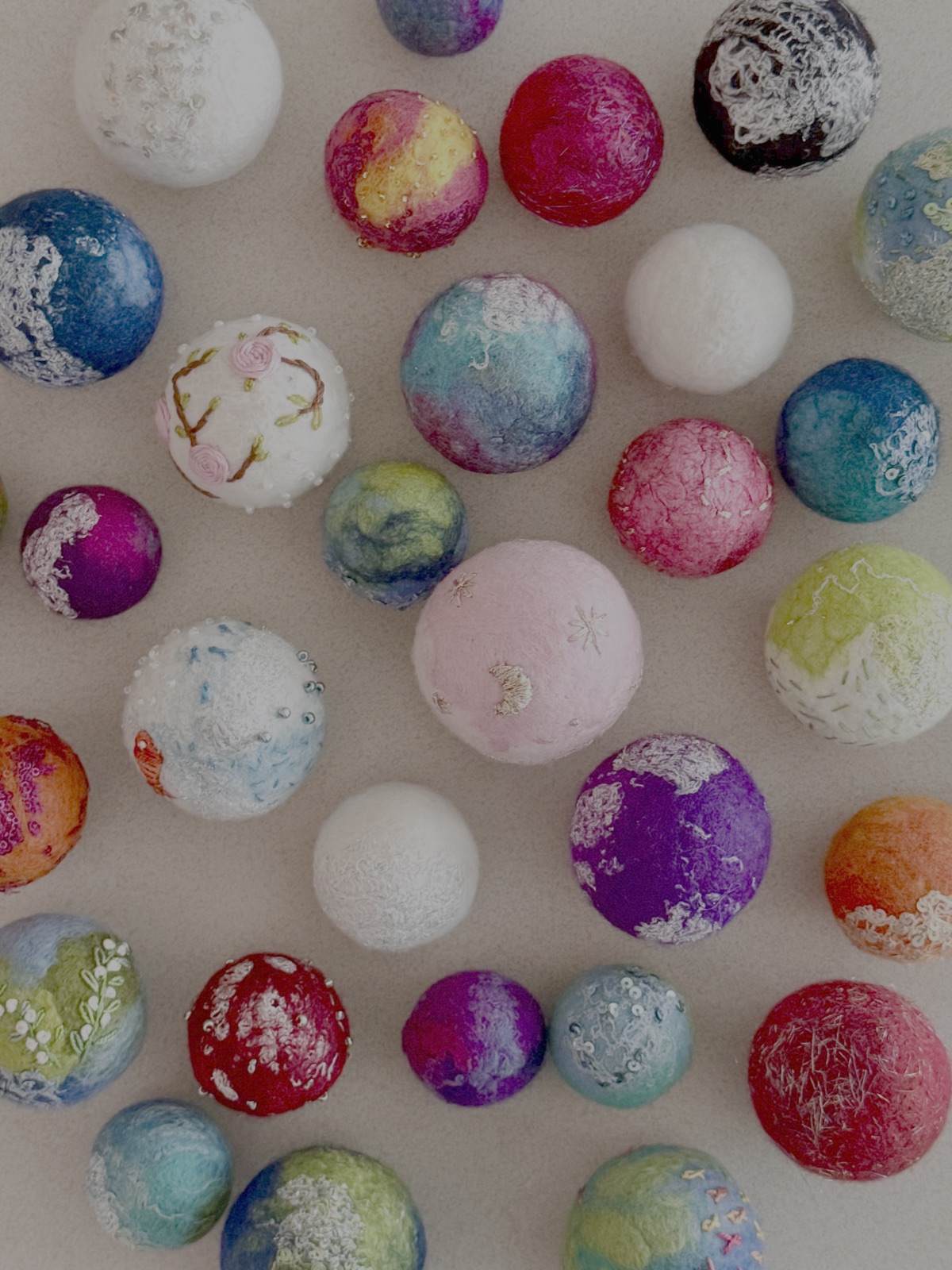 Handgefilzte Wunschkugeln in vielen Farben, bestickt mit Blüten, Mond und Sternen