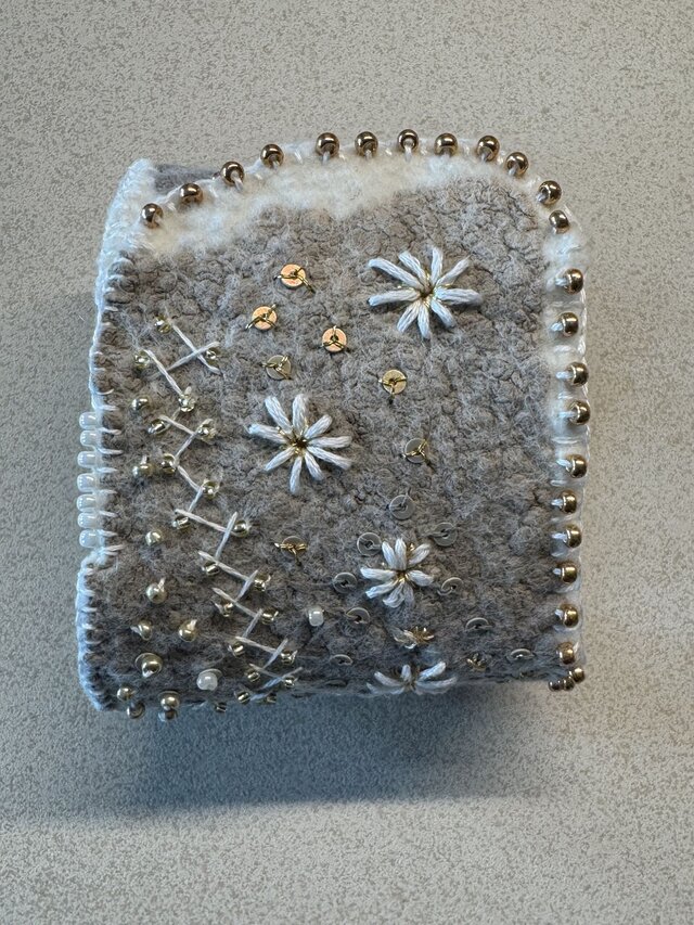 Handgefilztes Armband mit goldener Stickerei und Seidenfutter (Ansicht 3)